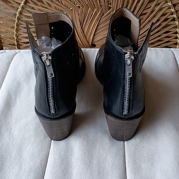 Journee Collection Black Cutout Ankle Booties_8 - Picture 3 of 7